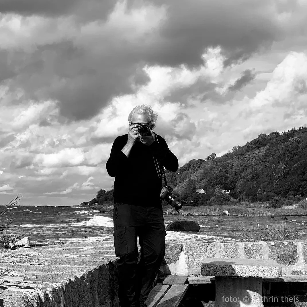 Marc Theis, Fotograf des Bildbands „Trier – Rom des Nordens“, mit Kamera in der Landschaft.